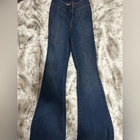Venus flare high rise jeans: sizing in picture - Picture 3 of 3